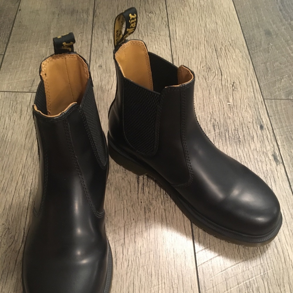 *Never worn* Dr. Martens 2976 classic Chelsea boot